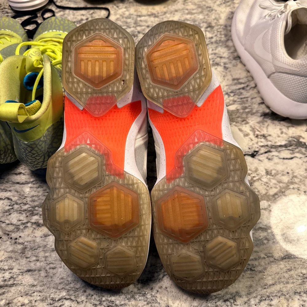 Size 13.5 Lebron 13 Easter - Picture 5 of 5